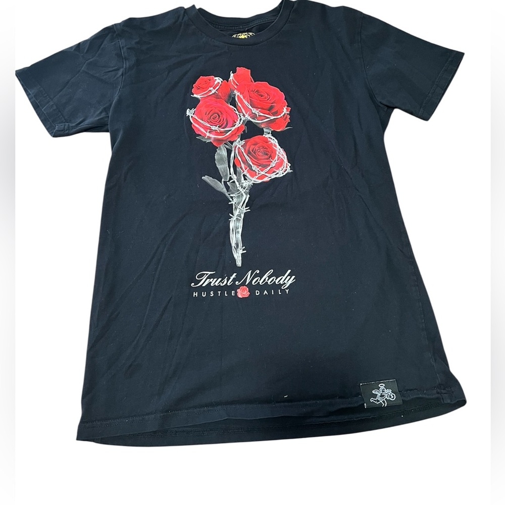 Muerte Black Graphic T-Shirt with Red Rose Design Mens Medium